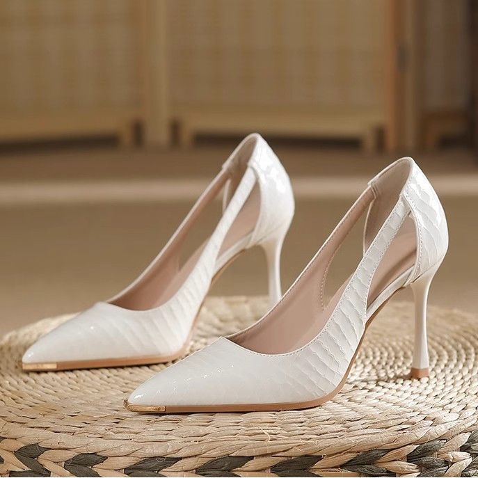 Damen Seitlich ausgeschnittene Lackpumps mit Krokoprägung und Metallkappe Shop Nory