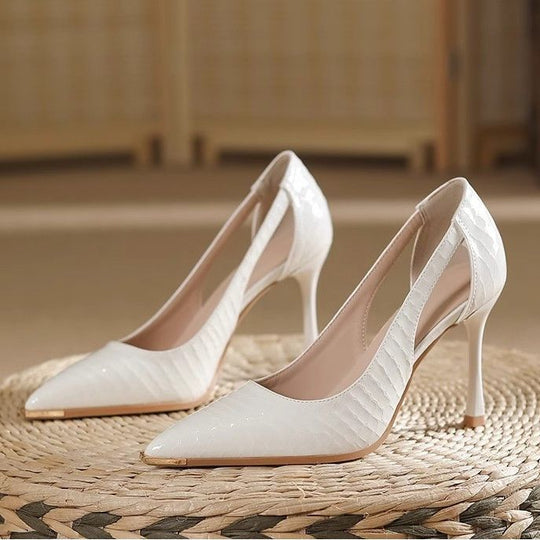 Damen Seitlich ausgeschnittene Lackpumps mit Krokoprägung und Metallkappe Shop Nory