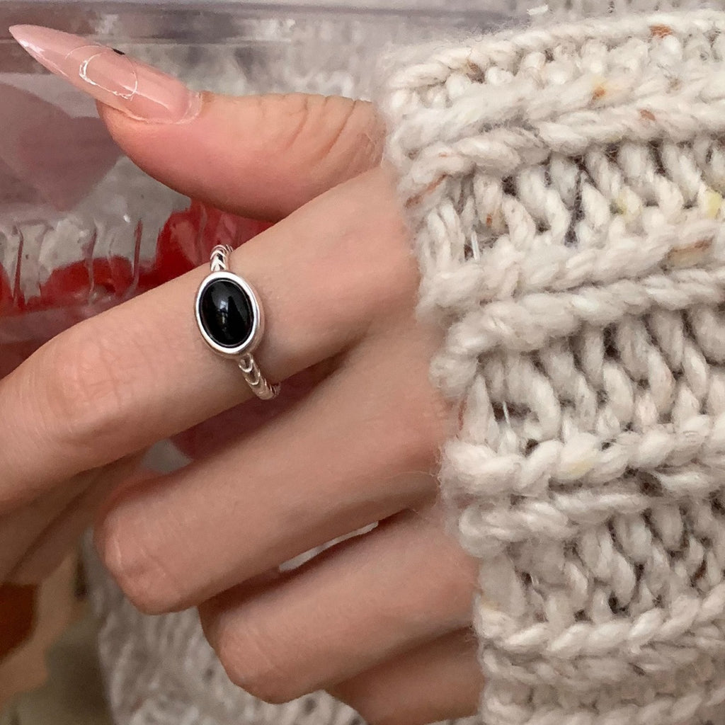 Damen Eleganter Ring mit schwarzem Edelstein und geflochtenem Design Shop Nory