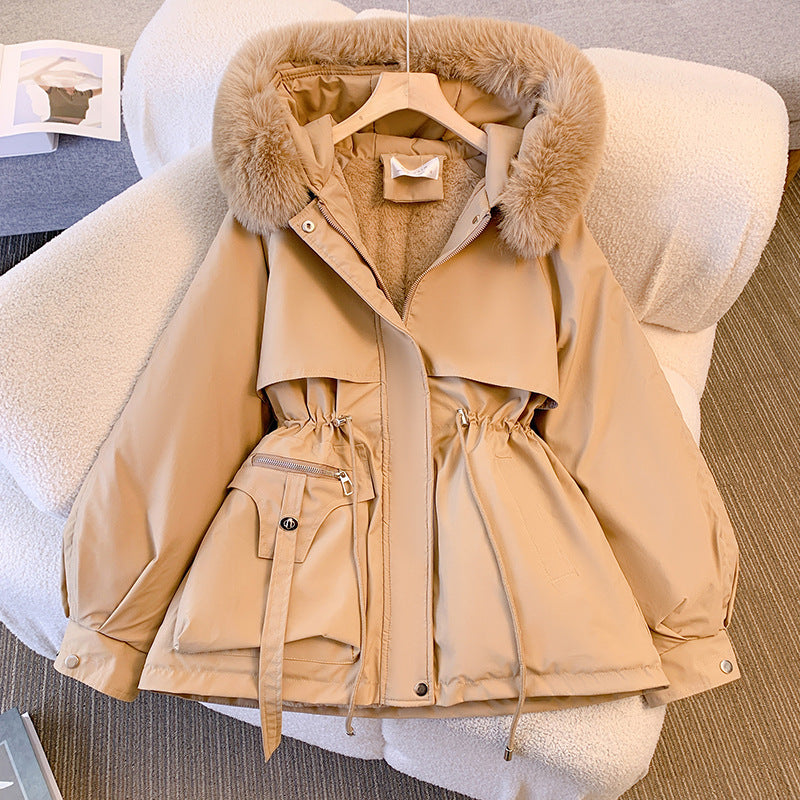 Damen nan kurze Utility-Parka mit Kordelzugtaillierung, abnehmbarem Webpelzkragen und asymmetrischen Taschen Shop Nory