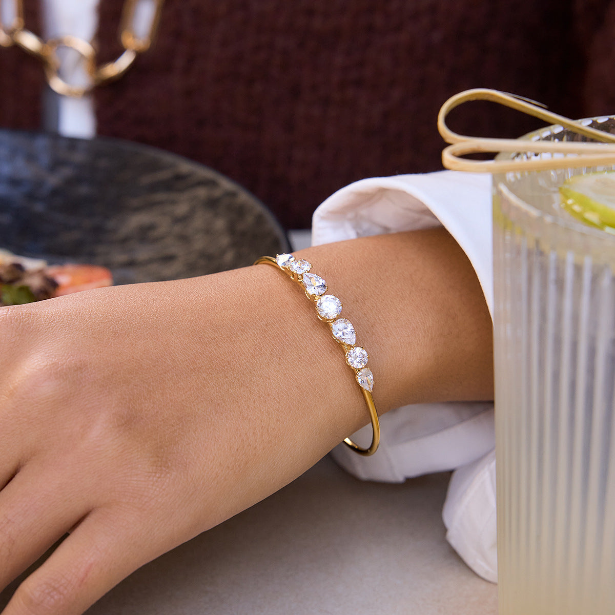 Damen Offenes Armband mit funkelnden Zirkonia und modernem Design Shop Nory