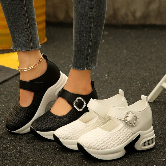 Damen Plateausneaker-Mules mit gestricktem Obermaterial, Schmuckriemen und skulpturierter Luftsohle Shop Nory