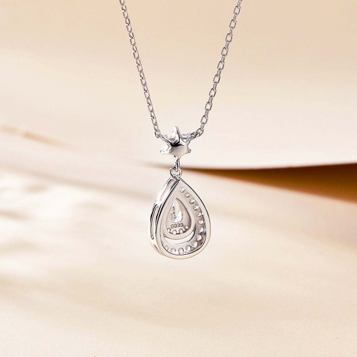 Damen Anhänger-Halskette mit tropfenförmigem Design und funkelnden Zirkonia-Details Shop Nory