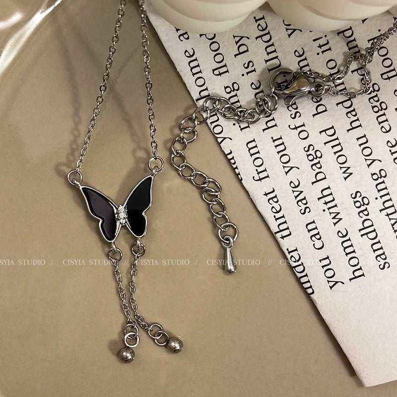 Damen Halskette mit filigranem Schmetterlingsanhänger und zarten Kettendetails Shop Nory