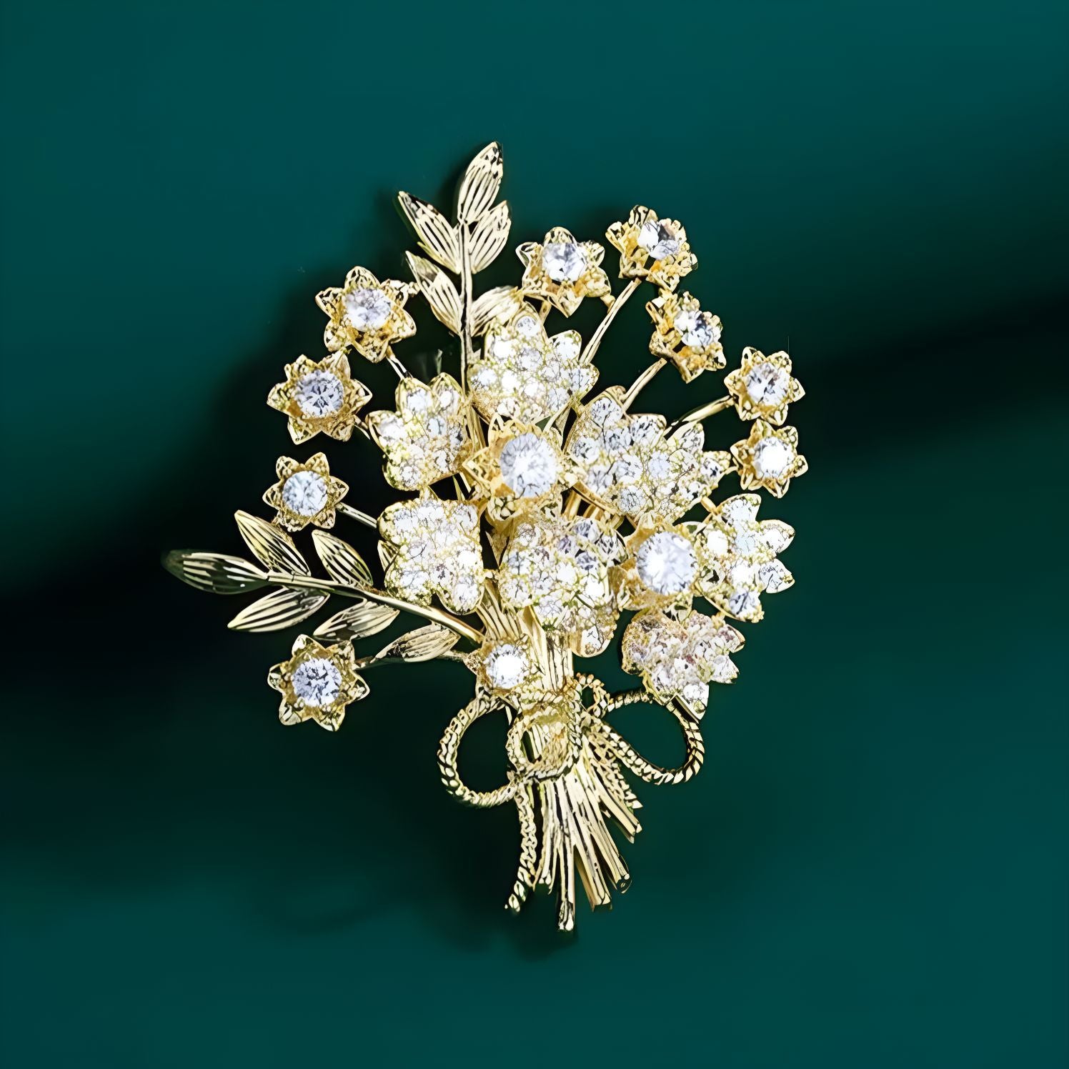 Filigrane Blumenbrosche mit Funkelnden Zirkonia und Eleganter Goldplattierung