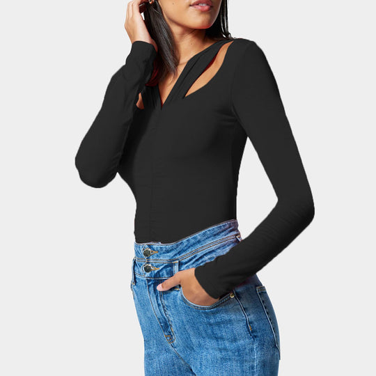 Damen Enganliegender Longsleeve-Body mit V-Ausschnitt, asymmetrischen Cut-Outs und Raffung Shop Nory
