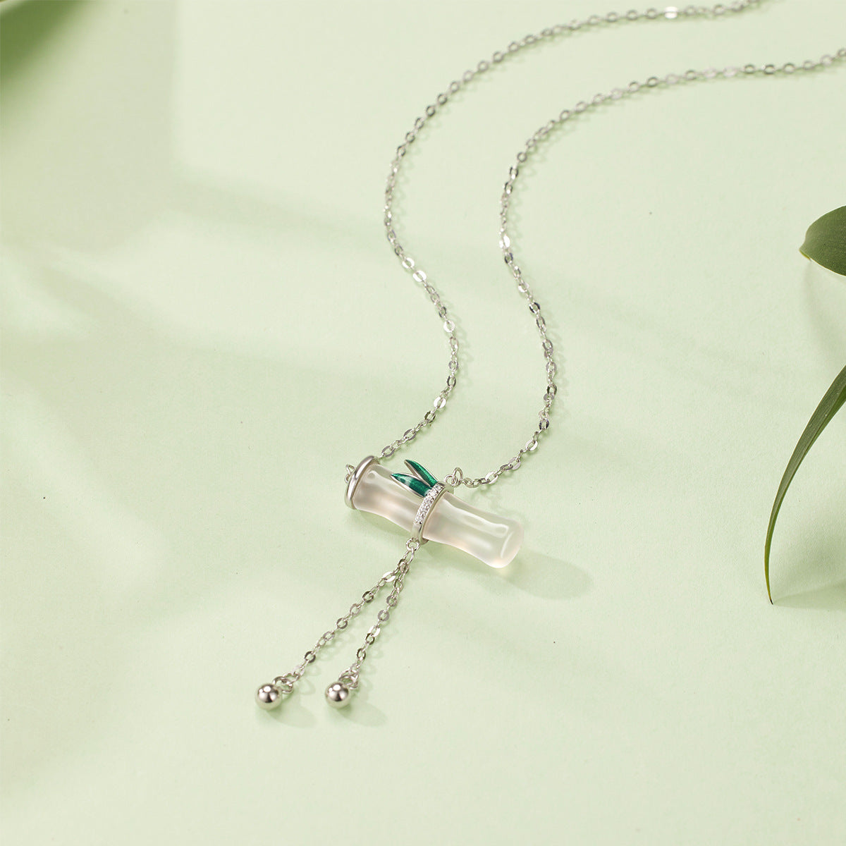 Damen elegante Halskette mit kunstvollem Anhänger und feinen Zirkonia-Details Shop Nory