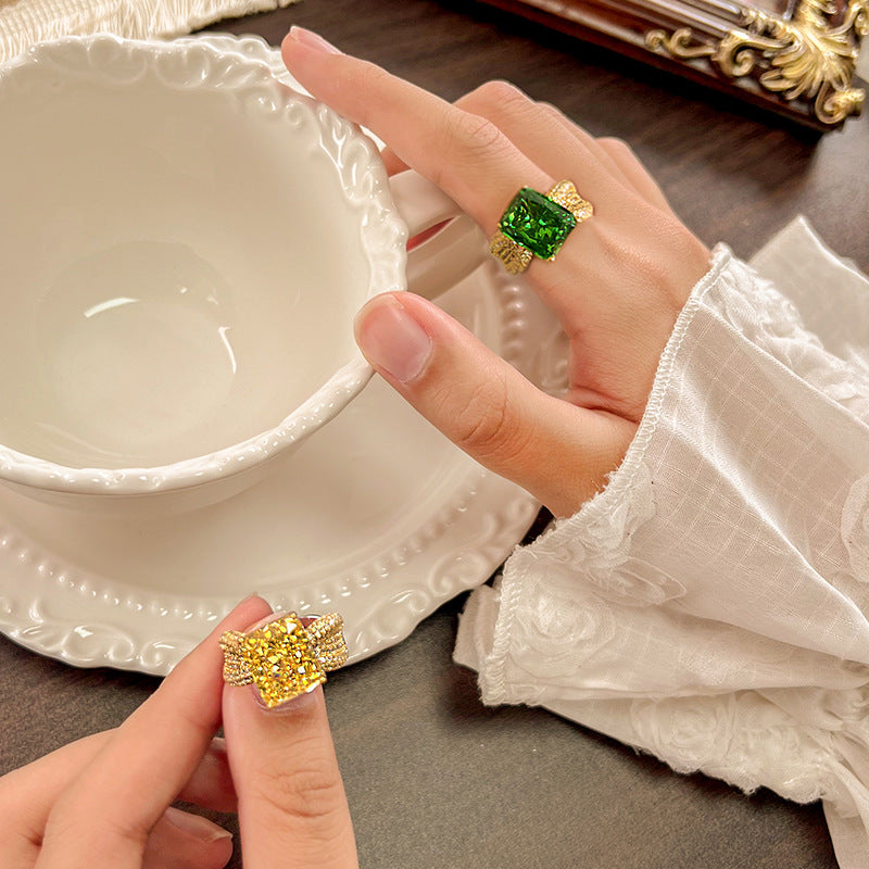 Kissen-Schliff Große Mittelstein Cocktailring mit Pavé-Kristallband