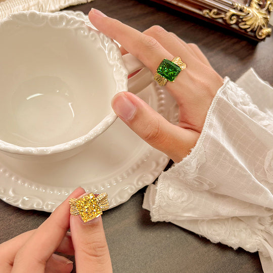Kissen-Schliff Große Mittelstein Cocktailring mit Pavé-Kristallband