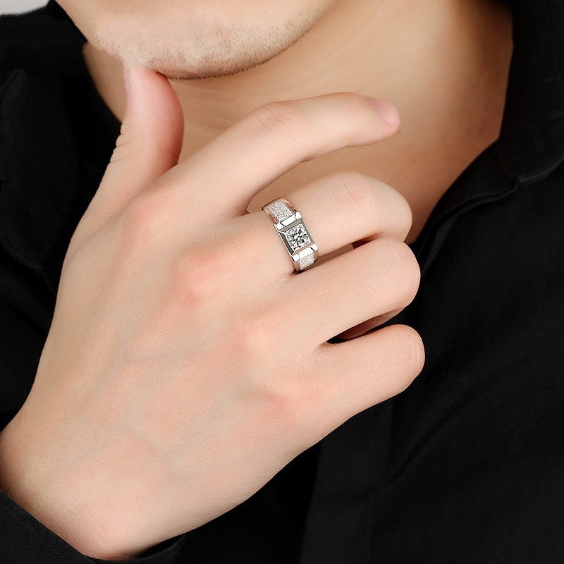 Herrenring mit quadratischem Zirkonia und strukturiertem Design Shop Nory