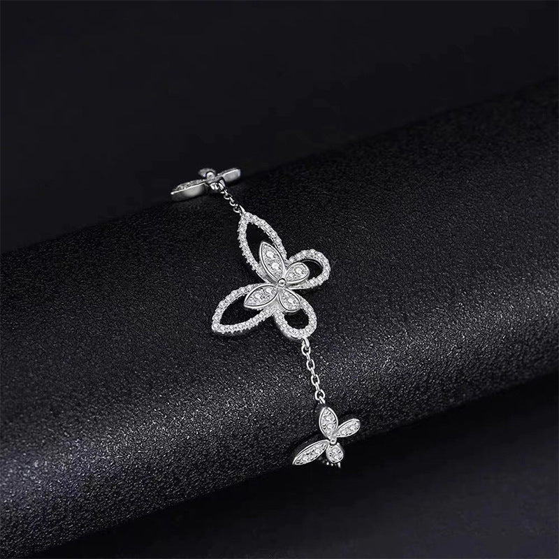 Damen elegantes Armband mit filigranem Schmetterlingsdesign und funkelnden Kristallen Shop Nory