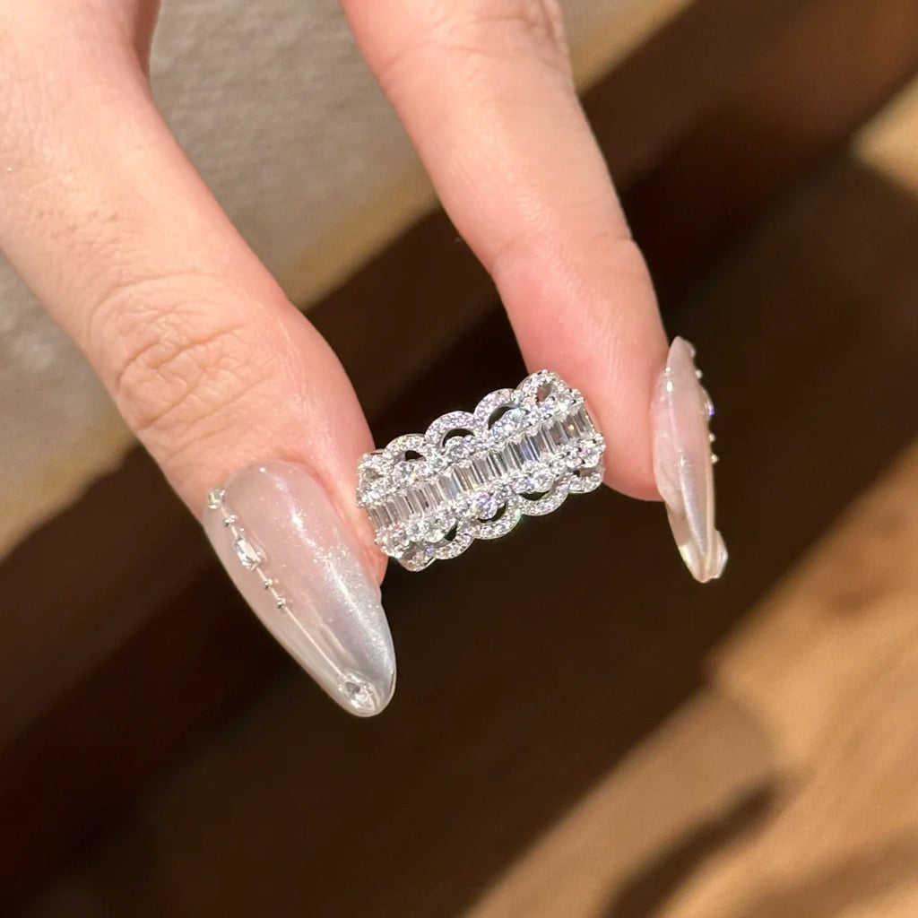 Damenring mit geschwungenem Design und funkelnden Kristallen Shop Nory