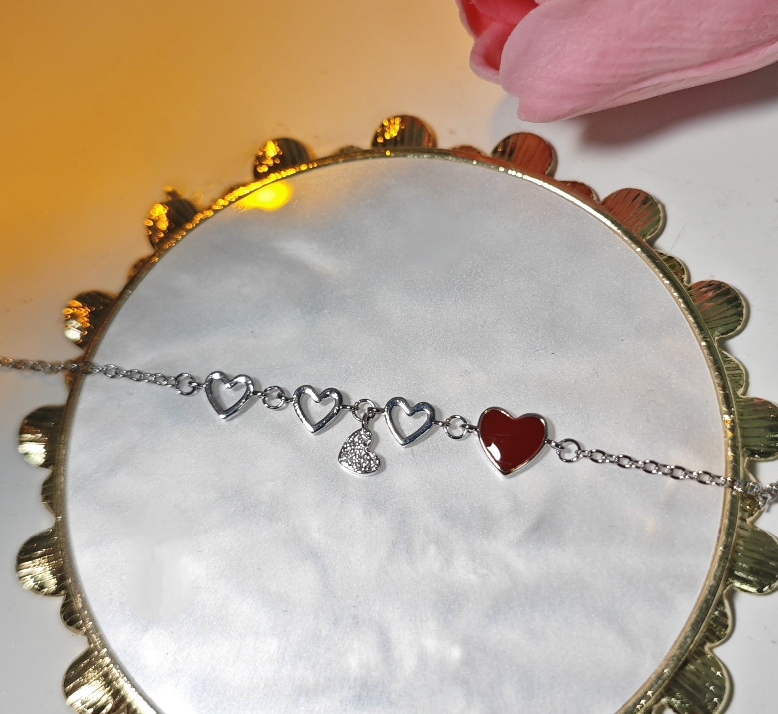 Damen Armband mit herzförmigen Anhängern und funkelnden Kristallelementen Shop Nory