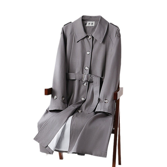 Herren Lang geschnittener Trenchcoat mit taillierendem Gürtel und dekorativen Schulterriegeln Shop Nory