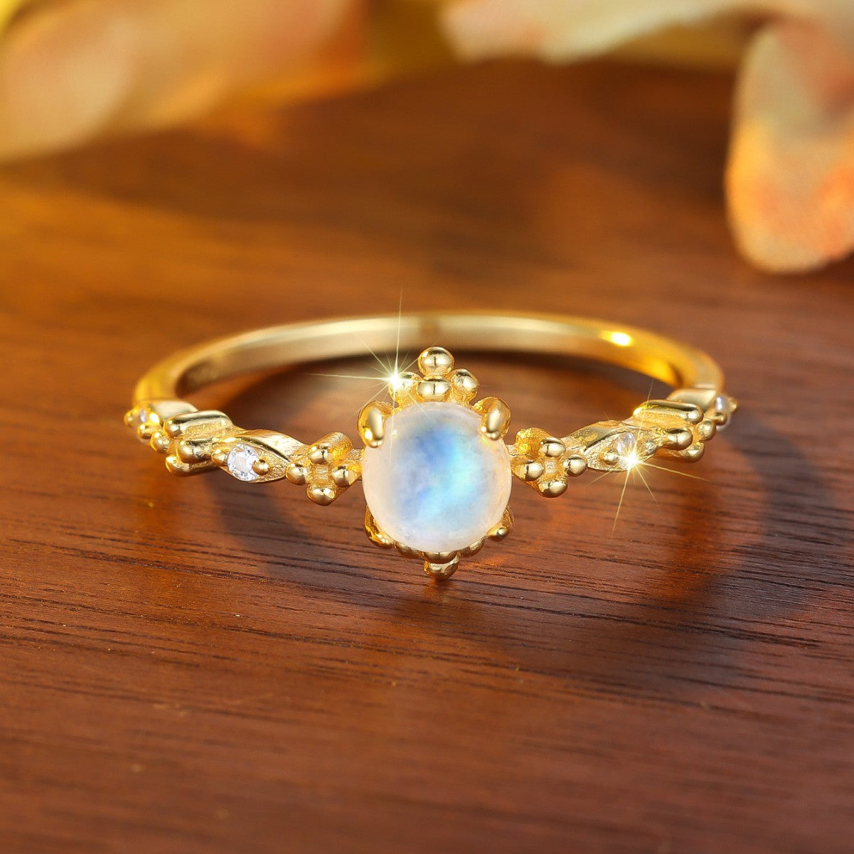 Damen Ring mit schimmerndem Mondstein und kunstvollen Zirkonia-Verzierungen Shop Nory