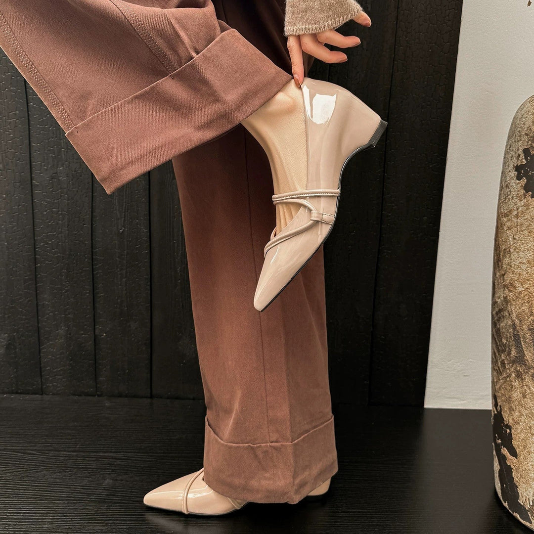 Damen spitz zulaufende Flats mit verstellbaren Riemen und glänzender Oberfläche