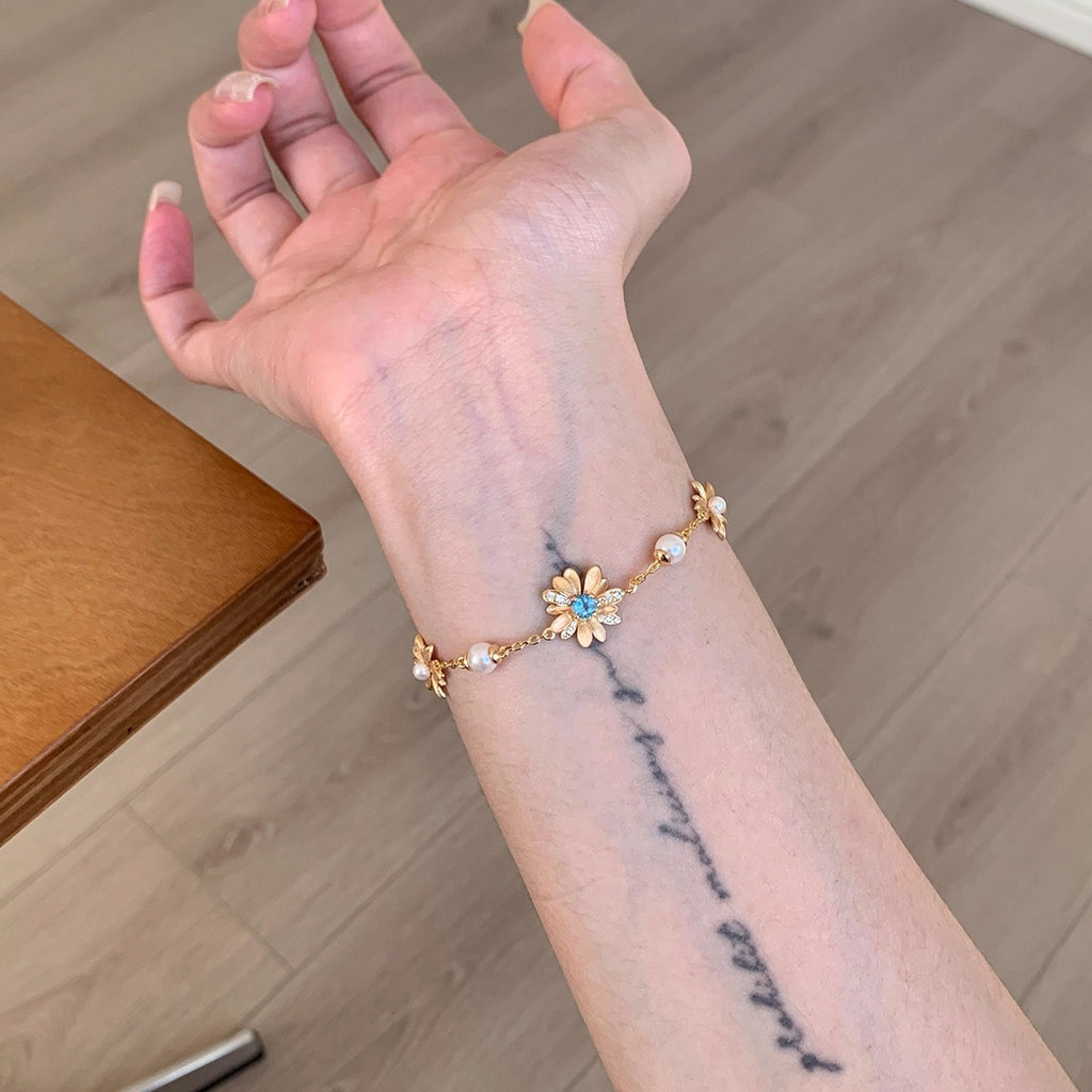 Filigranes Perlen- und Blumenarmband mit Zirkonia-mittelstein
