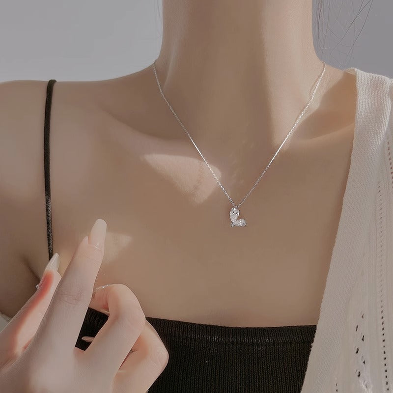 Damen Halskette mit filigranem Schmetterlingsanhänger und funkelnden Zirkonia Shop Nory