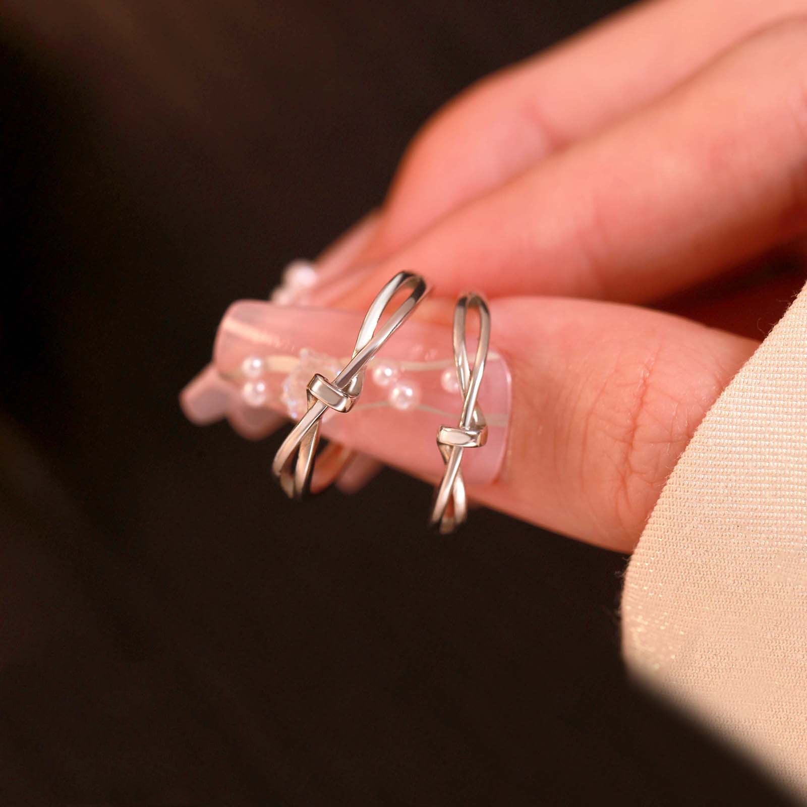 Damenring mit zeitgenössischem, geschwungenem Design und elegantem Knoten Shop Nory