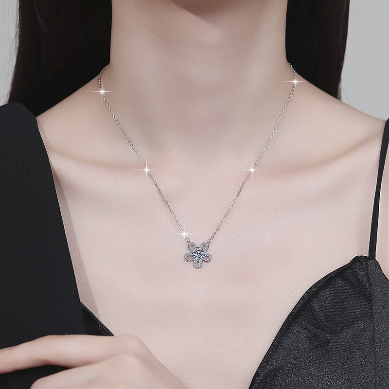 Damen-Halskette mit blütenförmigem Anhänger aus funkelndem Zirkonia Shop Nory