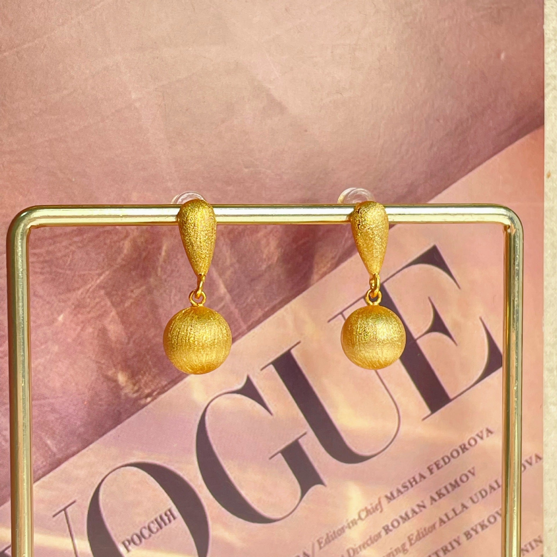 Damen elegante Ohrringe mit einzigartigem Tropfen-Design und goldener Oberfläche Shop Nory