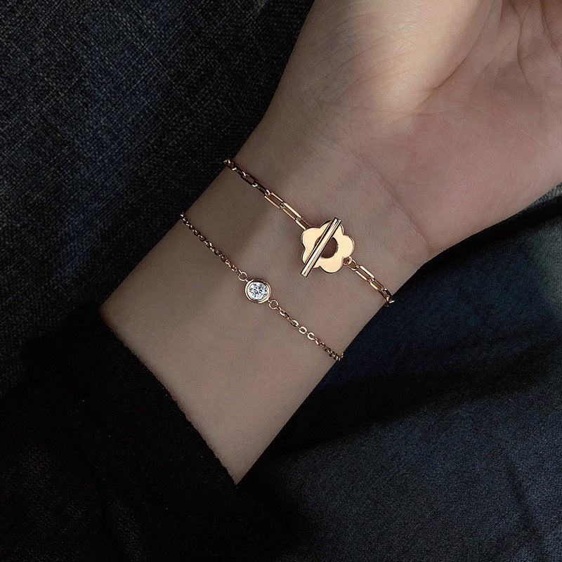 Damen Armband mit floralen Motiven und funkelnden Zirkonia-Elementen Shop Nory