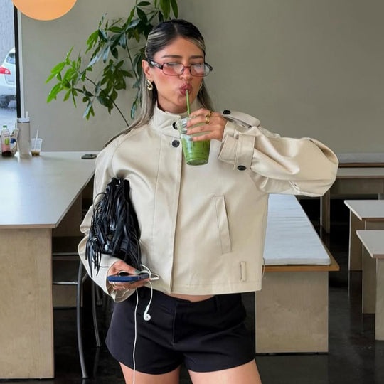 Damen kurz geschnittene Boxy-Jacke im Trench‑Stil mit hohem Stehkragen und Schulterklappen Shop Nory