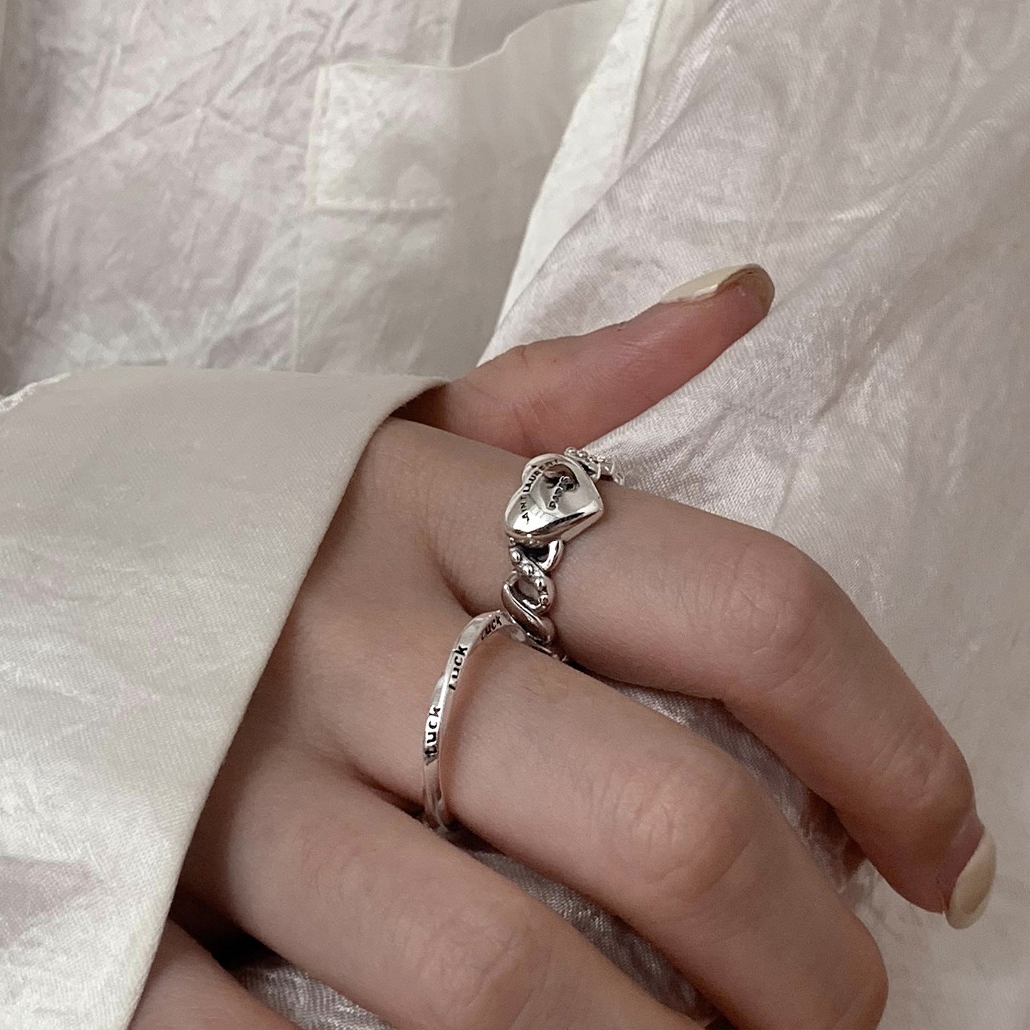 Damenring mit herzförmigem Anhänger und stilvollem Kettendesign Shop Nory