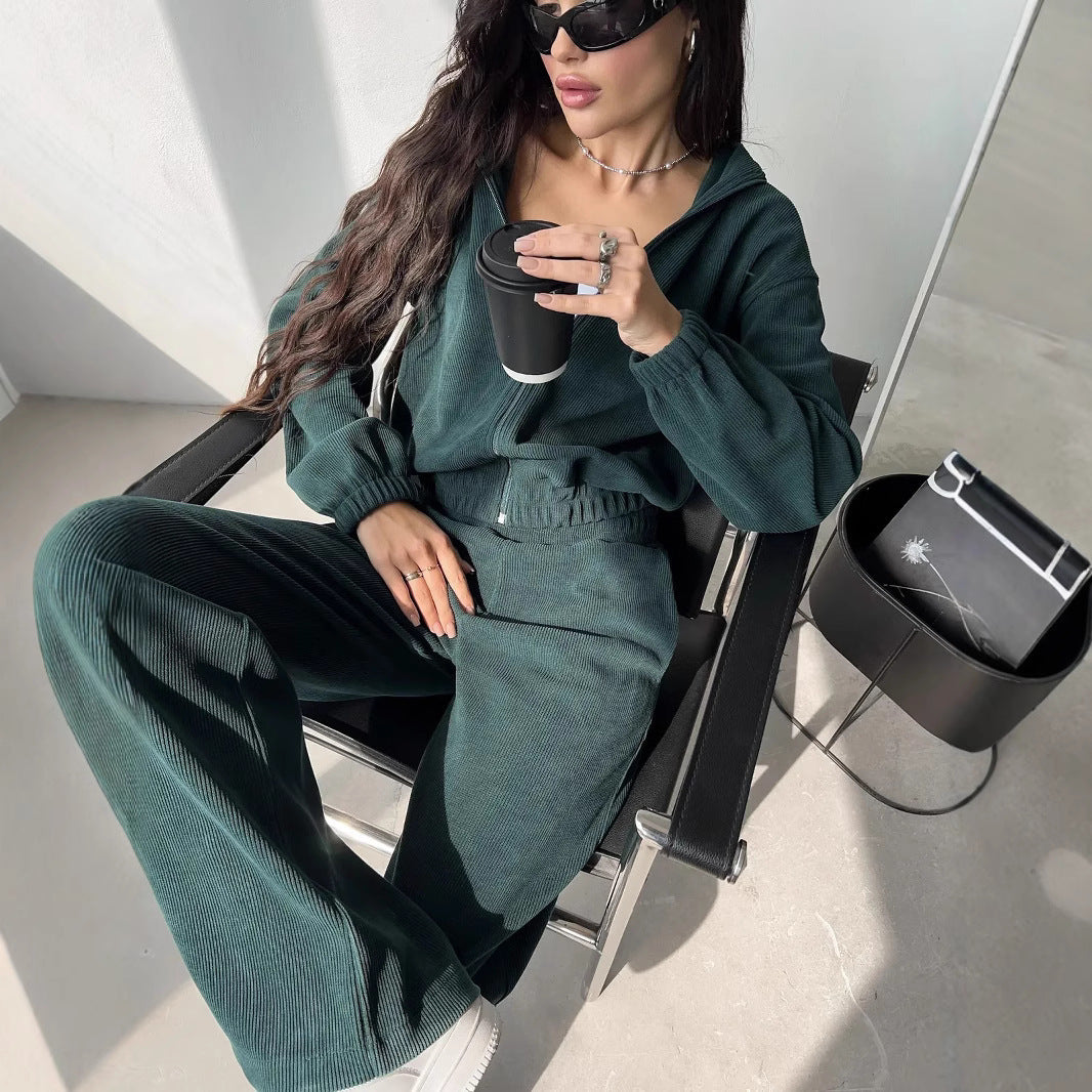 Damen kurz geschnittene Kapuzenjacke und Jogginghose Set aus Cordoptik Shop Nory