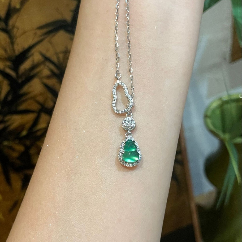 Damen Halskette mit tropfenförmigem Anhänger und funkelnden Zirkonia-Elementen Shop Nory