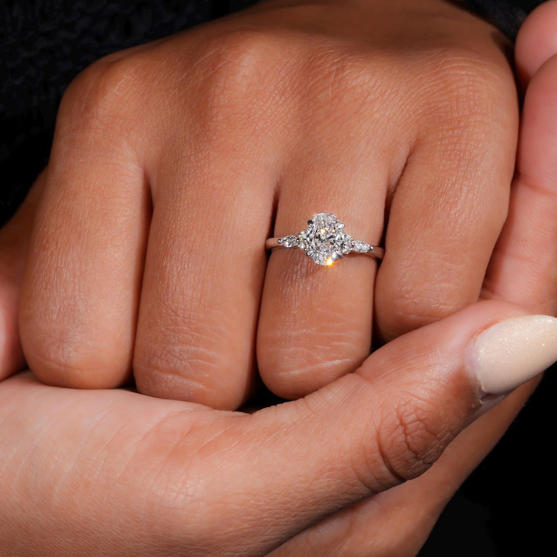 Damen eleganter Verlobungsring mit ovalem Diamanten und kunstvollen Zirkonia-Steinen Shop Nory