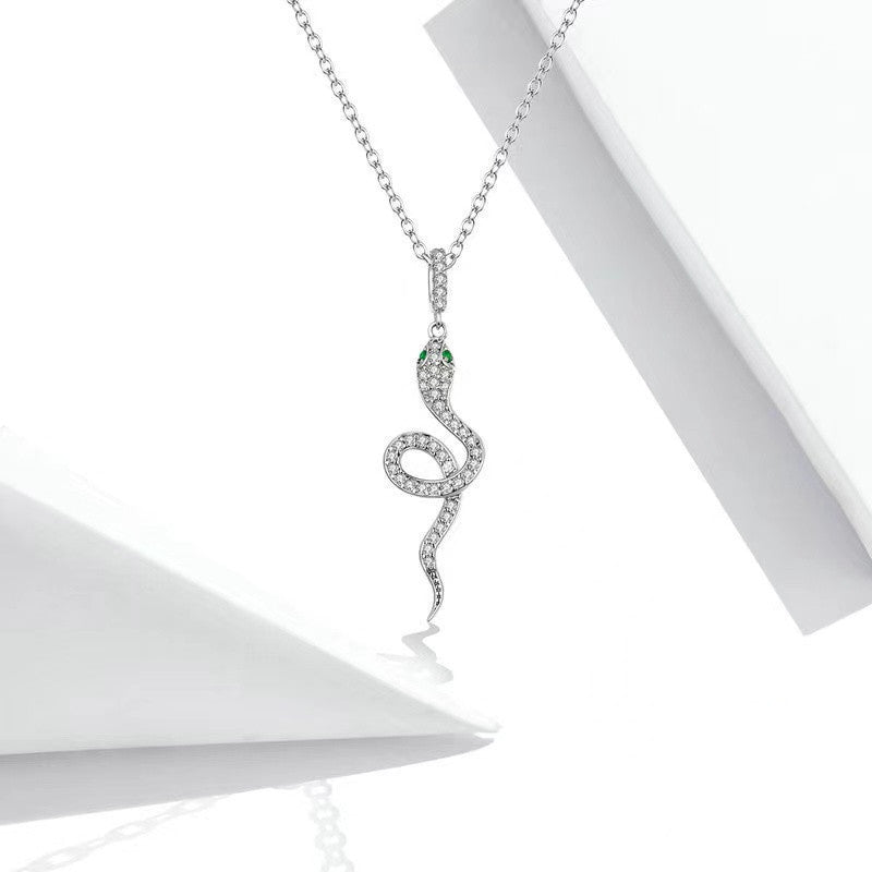 Damen Halskette mit kreativem Schlangendesign und funkelnden Akzenten Shop Nory
