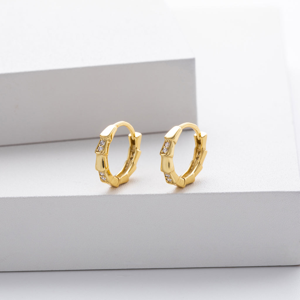 Damen Ohrringe mit kunstvollem Design und funkelnden Zirkonsteinen Shop Nory