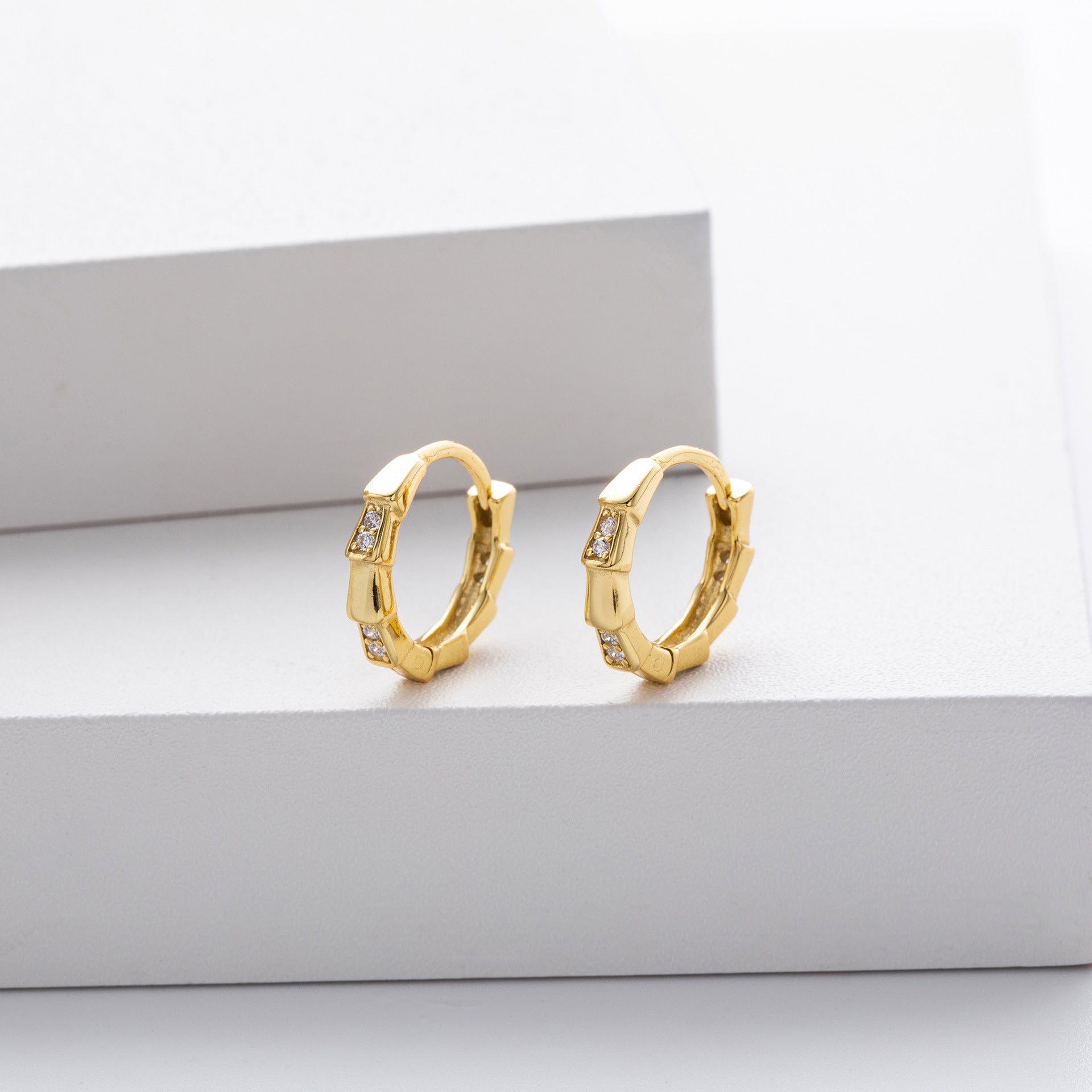 Damen Ohrringe mit kunstvollem Design und funkelnden Zirkonsteinen Shop Nory
