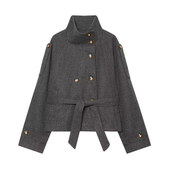 Damen Kurzjacke im Boxy-Cut mit hohem Stehkragen, Taillengürtel und Zierknopfleiste Shop Nory