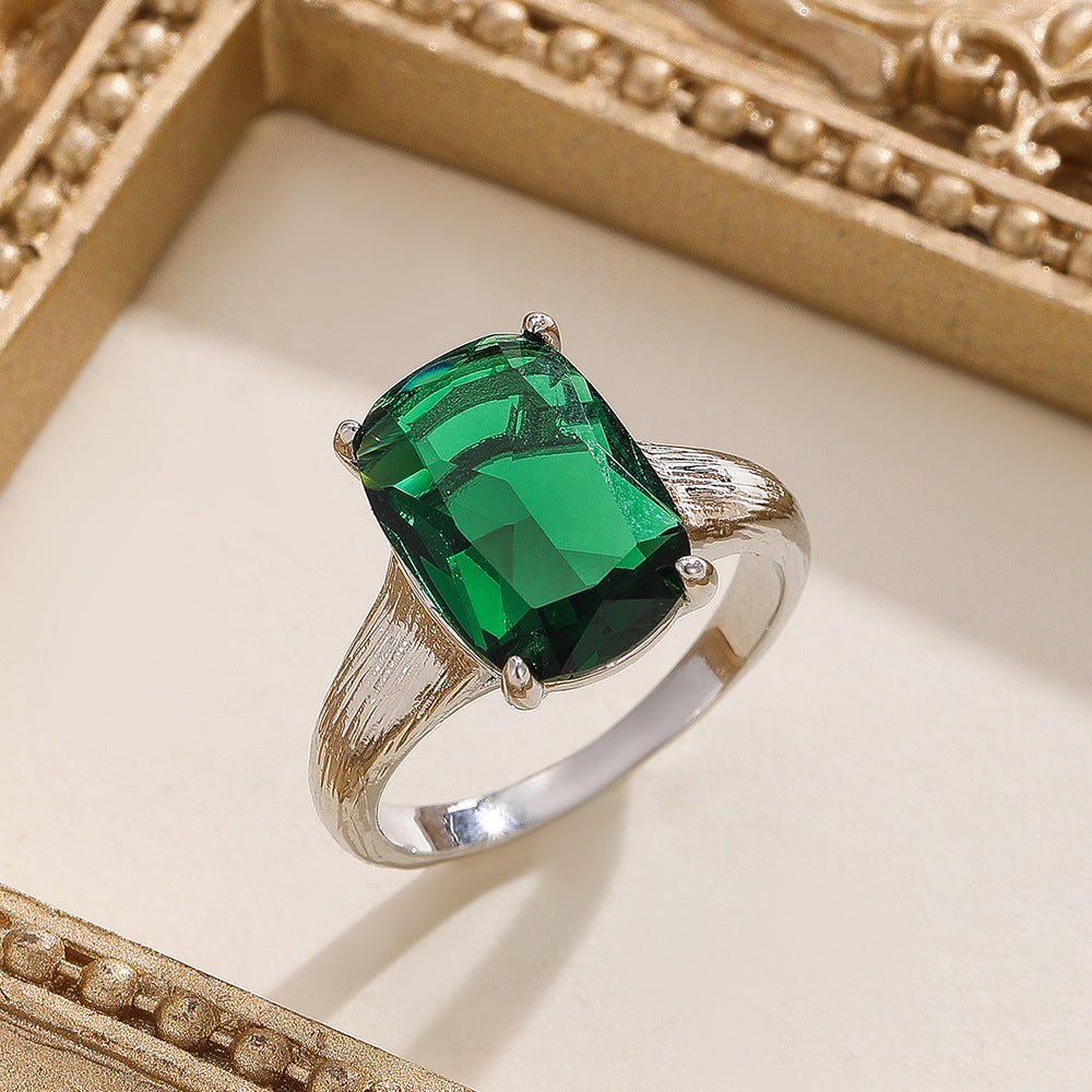Damen Eleganter Ring mit grünem Schmuckstein Shop Nory