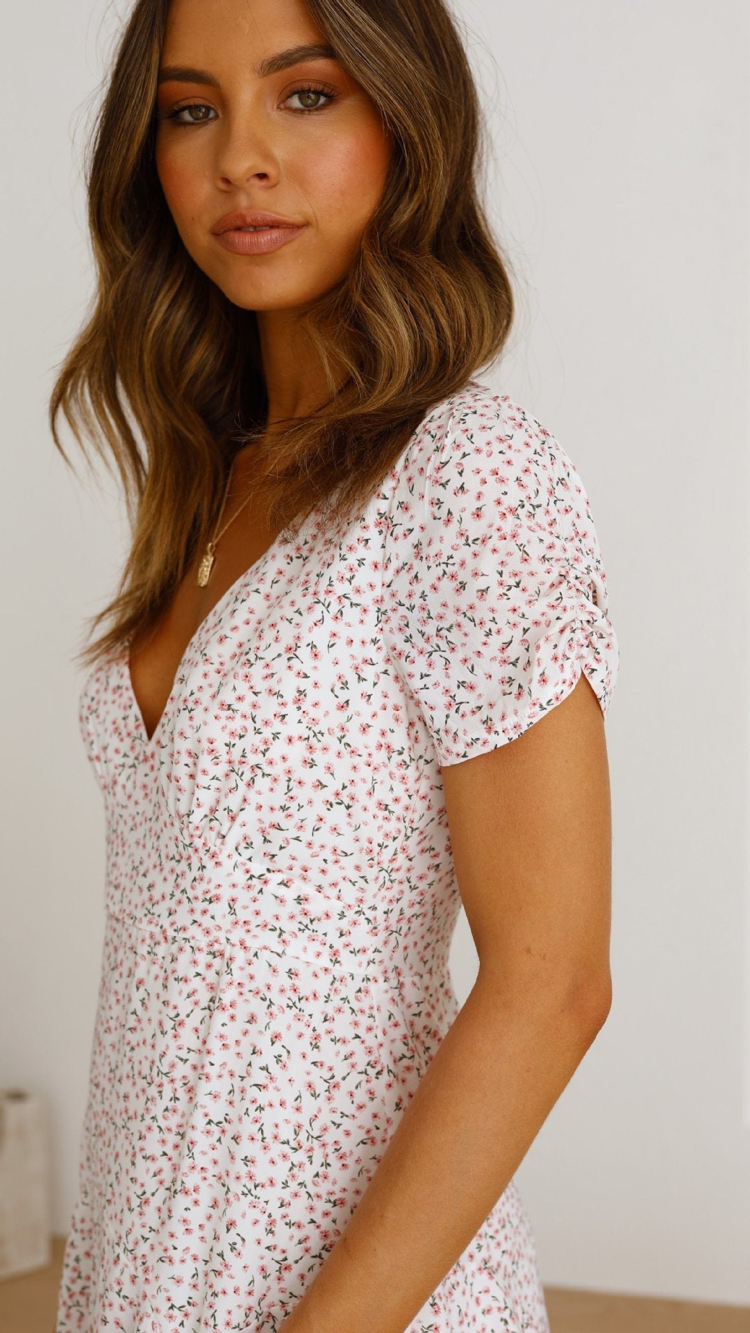 Damen Baumwollkleid mit V-Ausschnitt und Puffärmeln Shopnory