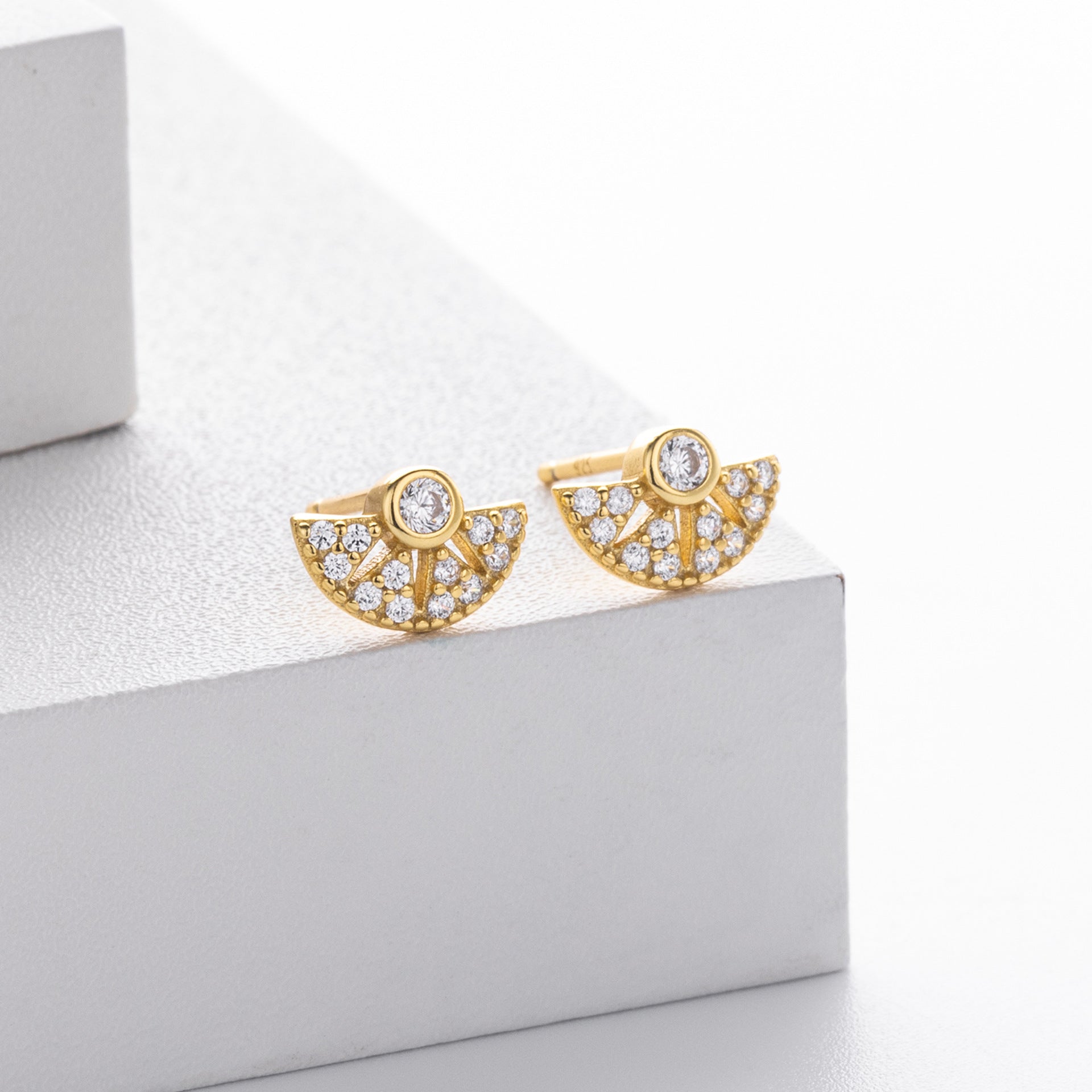 Damen Ohrstecker mit funkelndem Zirkonbesatz und elegantem Design Shop Nory