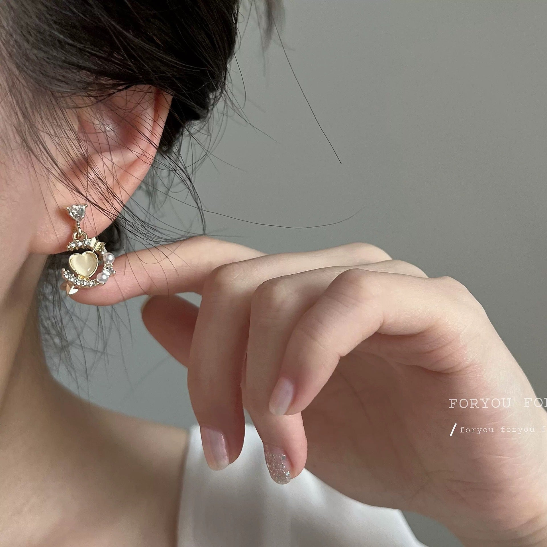 Damen Ohrstecker mit liebevollem Herzdesign und funkelnden Akzenten Shop Nory