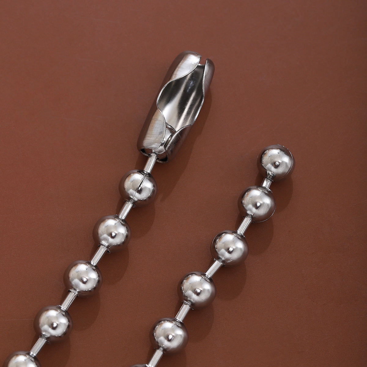 Damen Halskette mit herzförmigem Anhänger und glänzenden Perlen Shop Nory