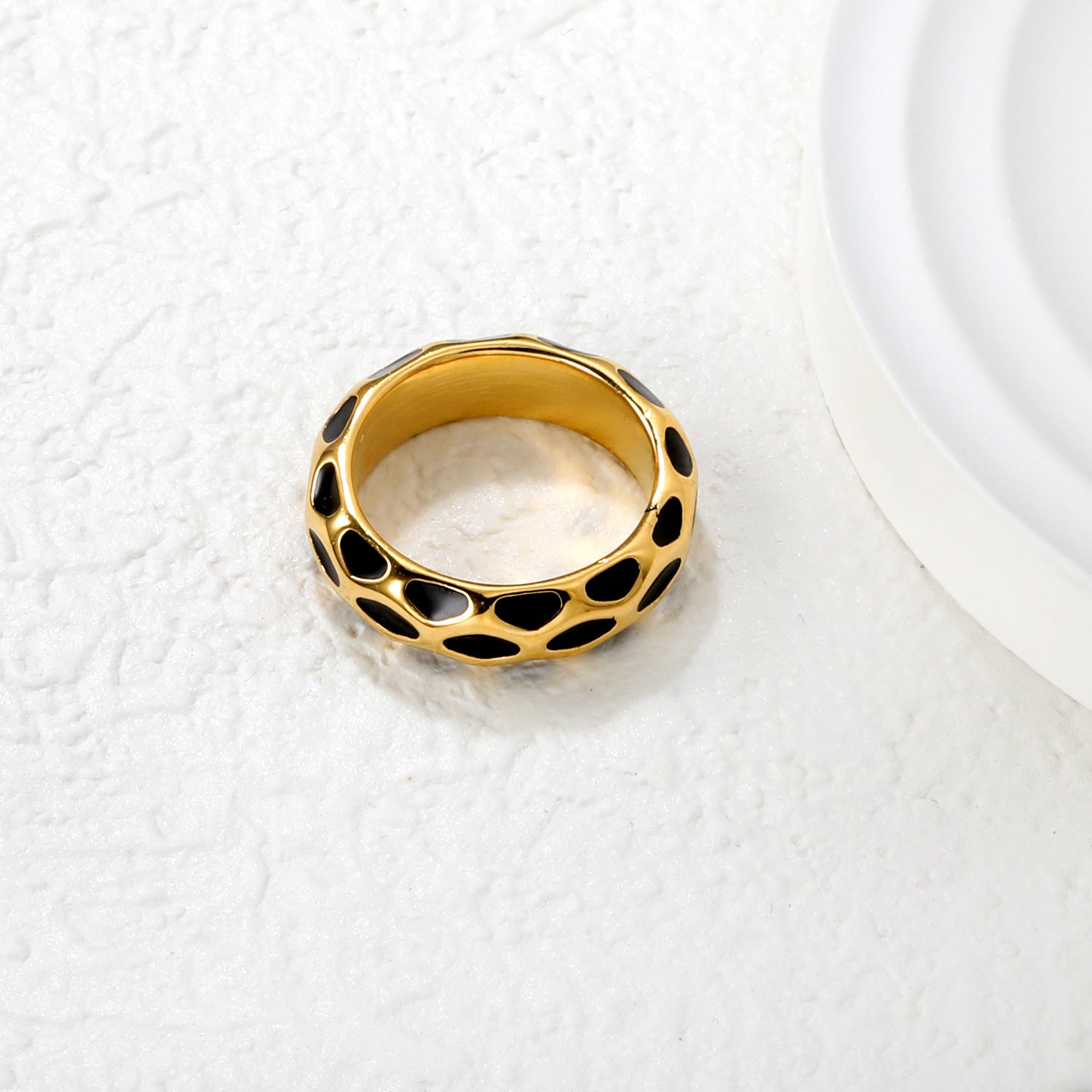 Damen Ring mit kunstvollem, strukturierten Design und glänzender Oberfläche Shop Nory