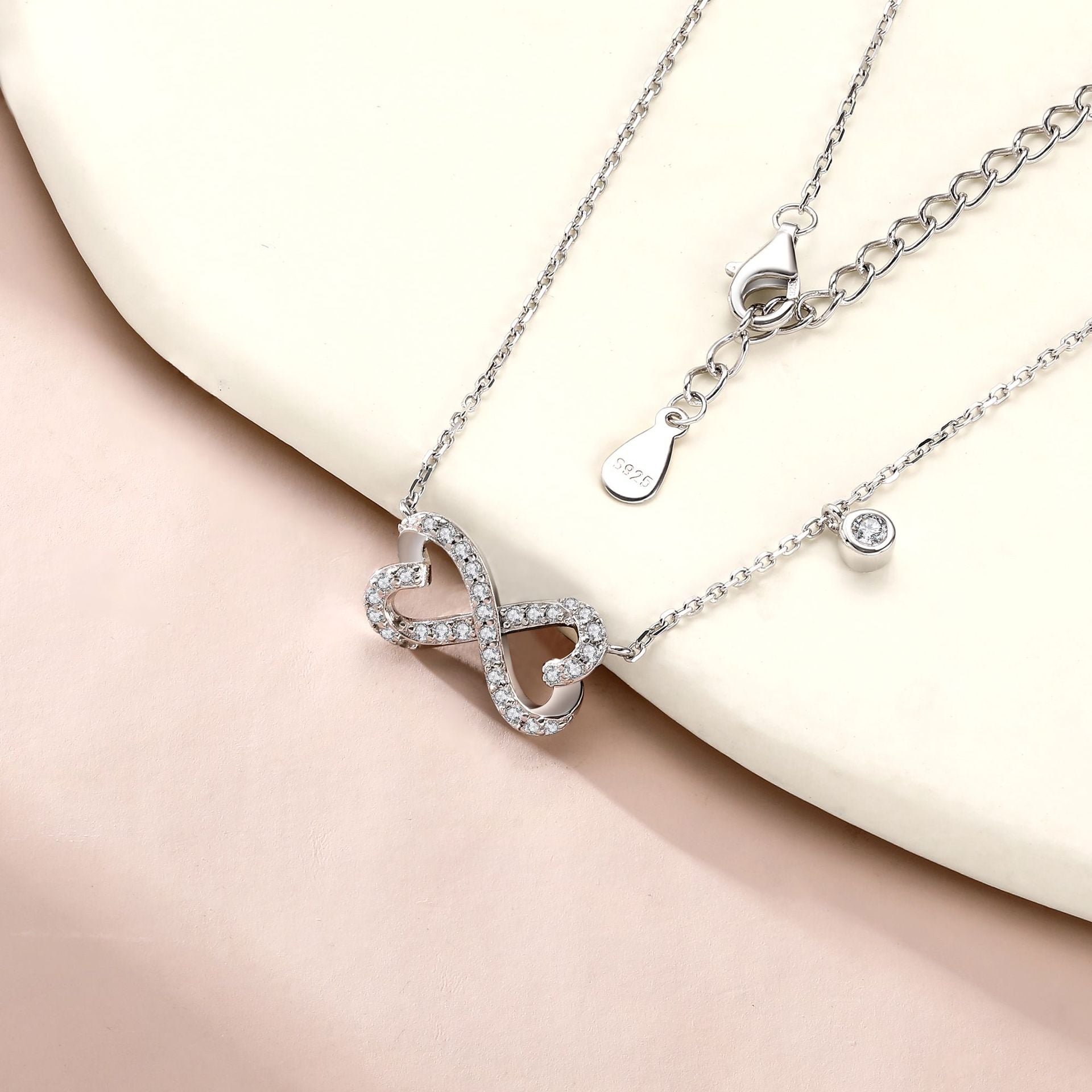 Damen Halskette mit modernem Unendlichkeitssymbol und funkelnden Zirkonia Shop Nory