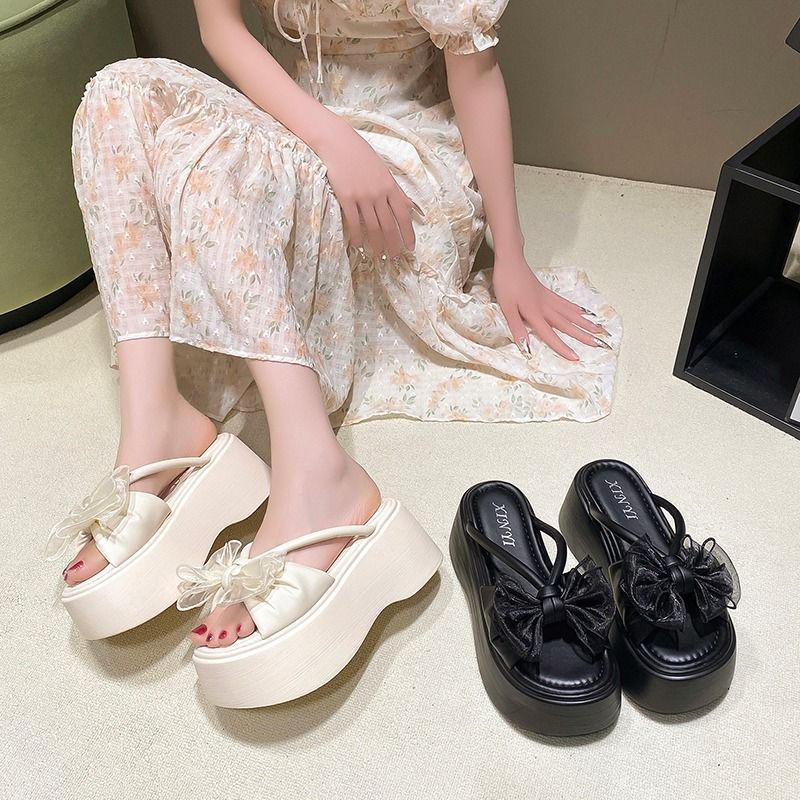 Damen Plateau‑Pantolette mit hoher Wedgesohle und organza‑Blütenapplikation Shop Nory
