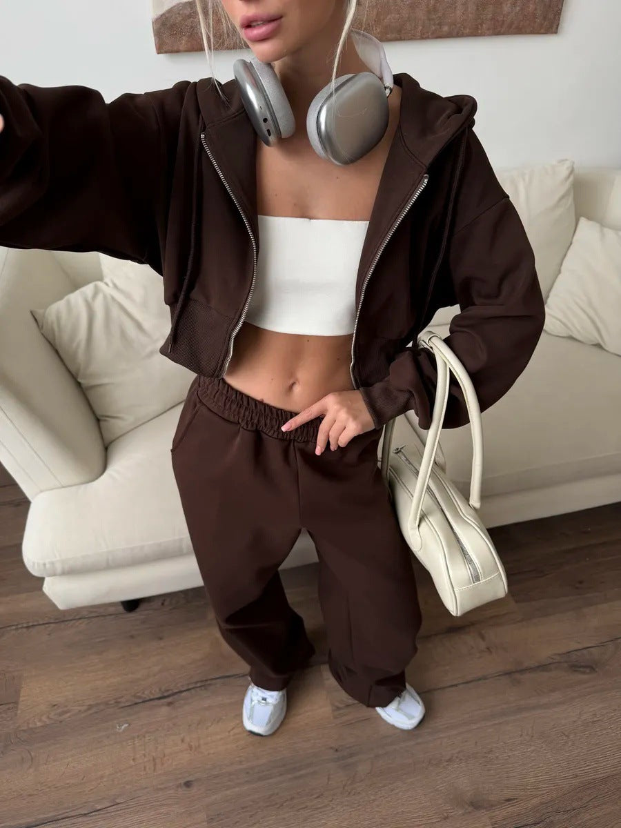 Damen gekürztes Reißverschluss-Hoodie mit Kapuze und hochgeschnittene Relax-Jogginghose mit elastischem Bund Shop Nory