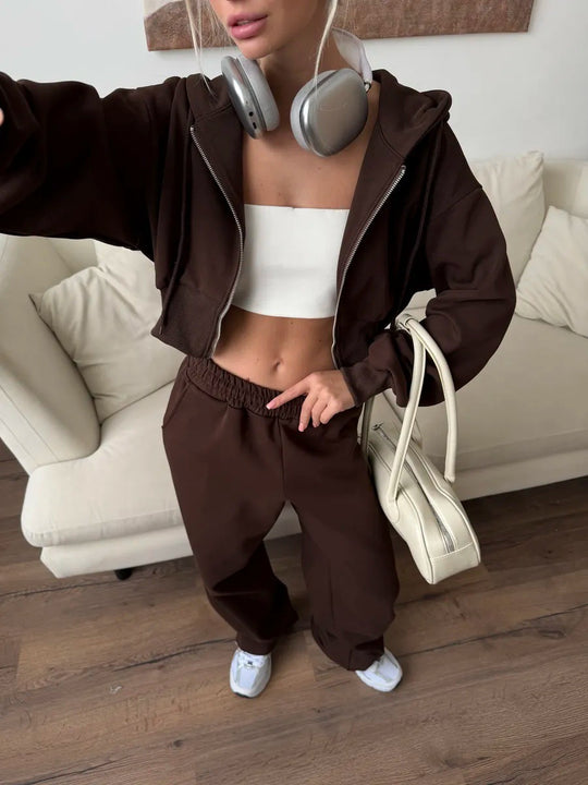 Damen gekürztes Reißverschluss-Hoodie mit Kapuze und hochgeschnittene Relax-Jogginghose mit elastischem Bund Shop Nory