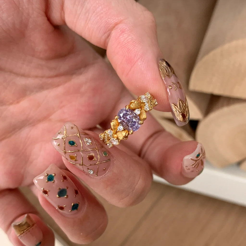 Damen eleganter Ring mit ovalem, lila Edelstein und funkelnden Zirkonia Shop Nory