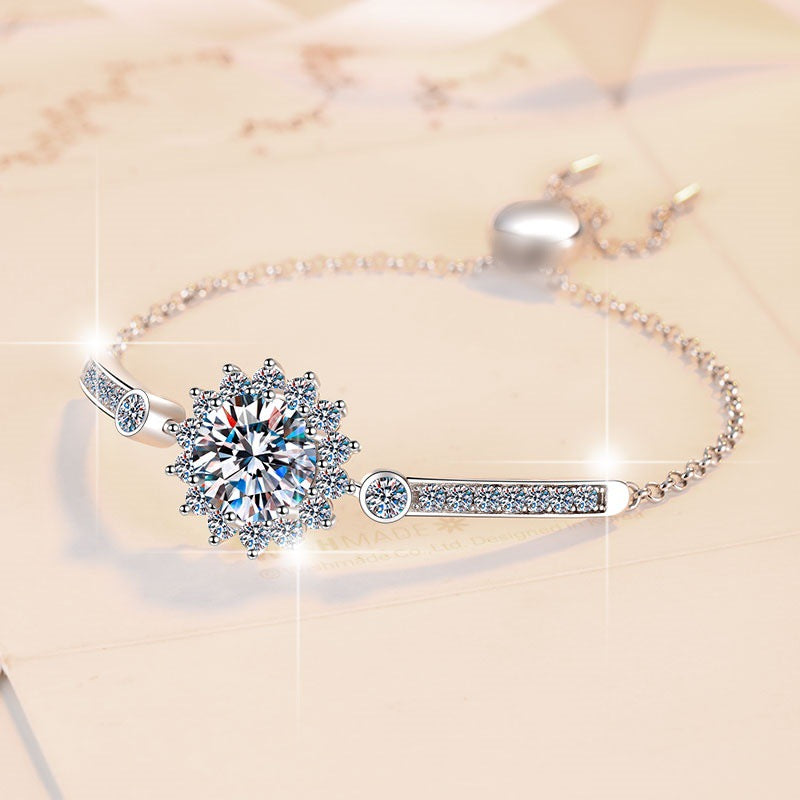 Damenarmband mit funkelndem Kristallanhänger und filigranen Akzenten Shop Nory
