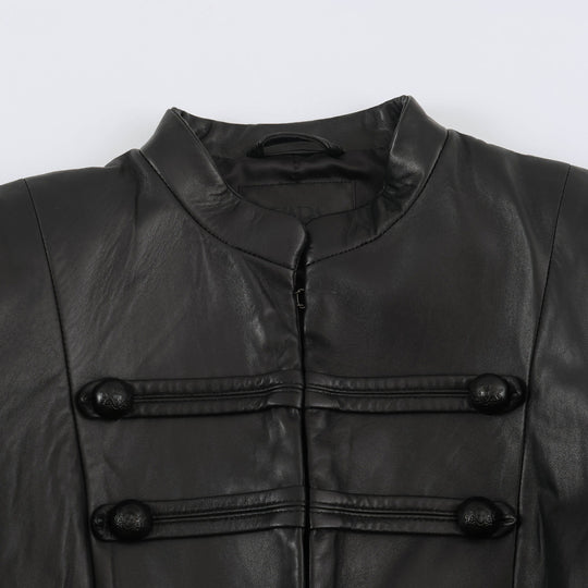 Damen Taillierte militärinspirierte Lederjacke mit Stehkragen, dekorativen Riegeln und Knopfleisten Shop Nory