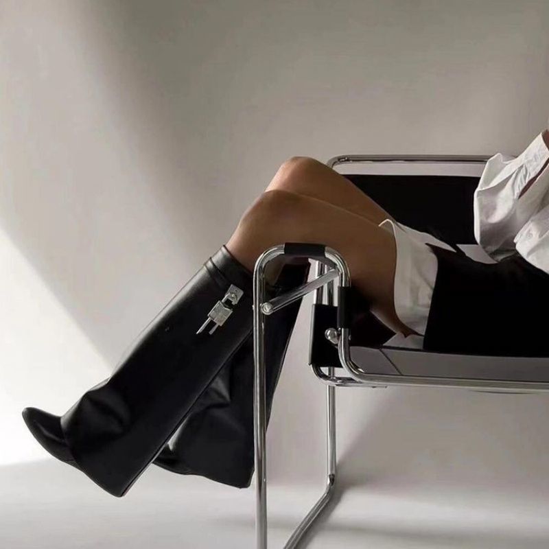 Damen Kniehohe Lederoptik‑Stiefel mit spitzer Zehenkappe, flachem Absatz und Schlossapplikation Shop Nory