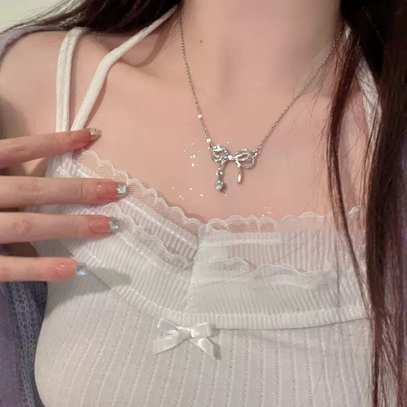 Damen Halskette mit filigranem Schleifenanhänger und funkelnden Zirkonia Shop Nory